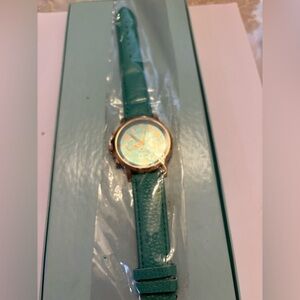 Green Strap Wristwatch with Gold-Toned Dial